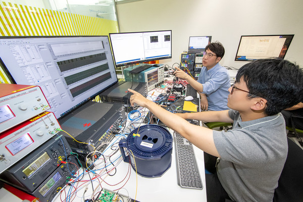 KT가 초당 15만개(150kbps)의 비밀키 정보(bit)를 생성하는 양자 암호 키 분배 장비를 개발하는데 성공했다.사진= KT 연구원이 서울 서초구 KT연구개발센터에서 고속 양자 암호 키 분배 장비의 성능을 테스트하고 있다.