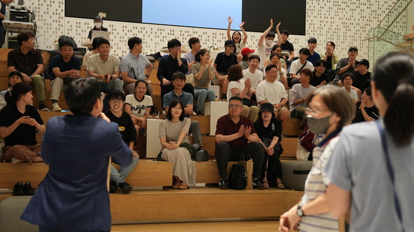 삼성스토어 전국 주요 매장에서 갤럭시 팬들이 '갤럭시 첫 만남 이벤트'에 참여하고 있다.