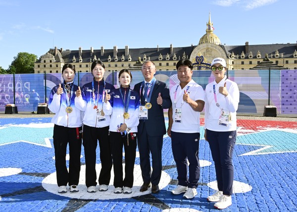 현대차그룹 정의선 회장이 여자 양궁 단체 국가대표 선수들(왼쪽부터 남수현, 임시현, 전훈영), 코치진(왼쪽부터 양창훈 감독, 김문정 코치)과 기념 촬영하는 모습.  