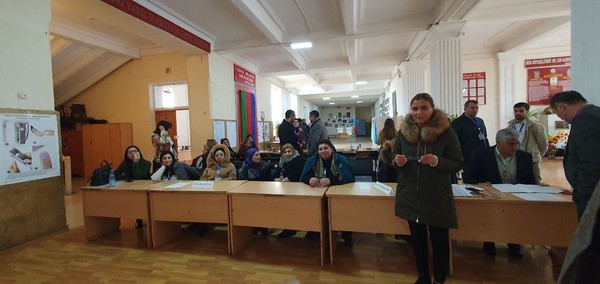 현지시각 9일 진행된 아제르바이잔 의회 선거가 진행된 가운데, 바쿠 시내 중학교, election point2 투표소에서 유권자들이 선거에 참여하고 있다. 지난해 12월 5일 일함 알리 예프 대통령이 의회를 해산하면서 시작된 이번 선거는 젊은층의 관심이 높은 상황이다.