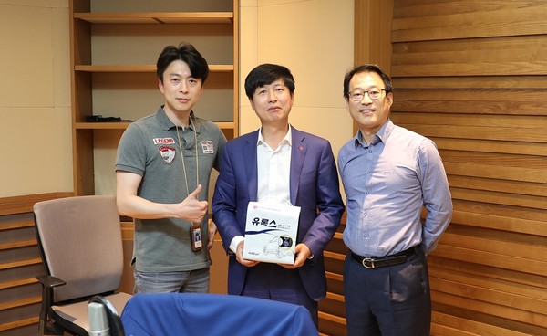 유록스, MBC 라디오 출연 (왼쪽부터) 김나진 아나운서, 윤희용 상무, 권용주 자동차 전문기자