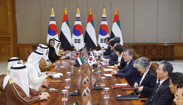 2019년 2월 27일 문재인 대통령(오른쪽에서 다섯번째)이 청와대 집무실에서 모하메드 빈 자이드 알나얀 아부다비 왕세제(왼쪽에서 세번째)와 정상회담을 하고 있다.