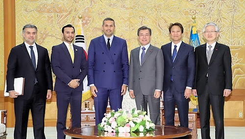 문재인 대통령(오른쪽 세번째)이 1월 9일 청와대에서 칼둔 칼리파 알 무바라크 아부다비 아부다비 아부다비 대통령(왼쪽에서 세 번째), 압둘라 사이프 알누아미 주한 UAE 대사(왼쪽에서 두 번째), 임종석 대통령 비서실장(오른쪽에서 두 번째) 등 한•UAE 관계자들과 포즈를 취하고 있다.