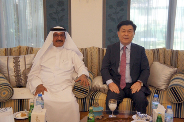 K-비즈코리아 펀드매니지먼트 박성택 대표(오른쪽)와 아랍에미리트 알 파제르 그룹 회장