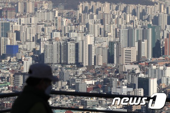 서울 중구 남산에서 바라본 도심 아파트 단지 모습. (출처=뉴스1)