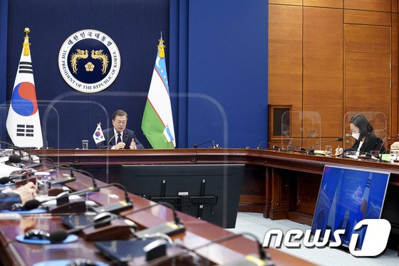 문재인 대통령이 28일 오후 청와대에서 샤브카트 미르지요예프 우즈베키스탄 대통령과 화상 정상회담을 하고 있다.(출처=뉴스1)