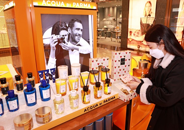 사진은 2월 9일, 서울시 중구 소공동에 위치한 롯데백화점 본점 1층 '아쿠아 디 파르마 팝업스토어'에서 고객이 상품을 살펴보고 있는 모습.