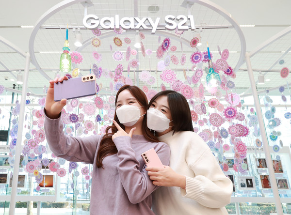서울 강남구 삼성 디지털프라자 삼성대치점에서 소비자들이 '갤럭시 S21'로 셀피를 촬영하고 있는 모습