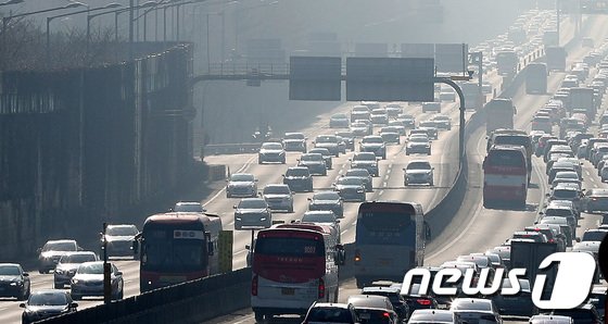 귀경 행렬이 본격 시작된 13일 서울 경부고속도로 잠원IC 부근이 차량들로 붐비고 있다. (출처=뉴스1)