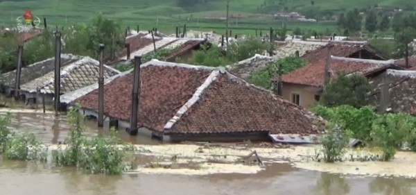 북한 함경남도 곳곳에서 폭우가 이어지면서 주민 5천명이 긴급 대피하고 주택 1170여호가 침수됐다고 조선중앙TV가 5일 보도했다. 사진은 지붕만 남기고 물에 잠긴 주택들. (사진출처:연합뉴스)