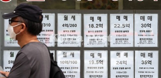 서울시내 공인중개사 사무소에 매물 정보가 부착돼 있다. 2021.8.11(사진출처:뉴스1)