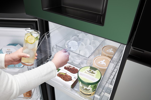 LG 디오스 얼음정수기냉장고 오브제컬렉션의 원형(圓形) 얼음인 크래프트 아이스(Craft Ice) (사진제공:LG전자)