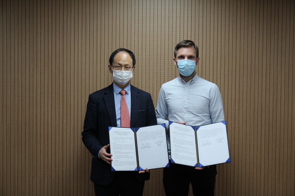 지난 10월 29일 서울 서초구 제약회관에서 김화종 AI신약개발지원센터장(왼쪽)과 대니얼 제인스 뷰텔 아답 CEO가 MOU를 체결하고 기념 촬영을 하고 있다.