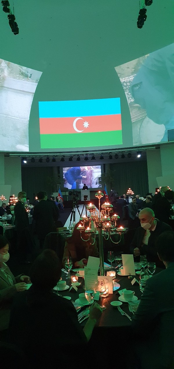 ​이슬람과 투르크 세계 최초의 민주주의 독립의 상징인 아제르바이잔의 삼색 국기​