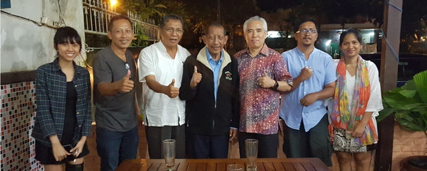화인엔터프라이즈 황관수 대표 (오른쪽에서 세번째)와 인도네시아 발리 농장 직원들과 함께