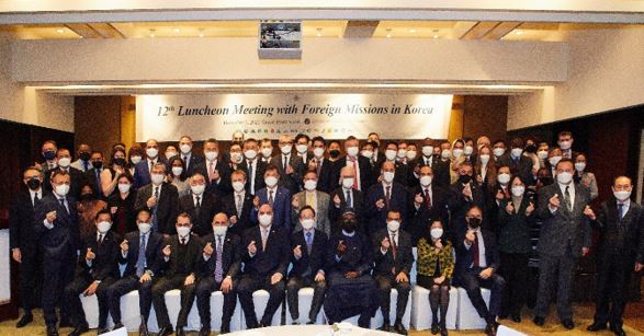 2021년 12월 3일 디존-데베가 주한 필리핀 대사(앞줄 오른쪽에서 두 번째)가 제12회 한국지사협회 오찬회에 참석했다.