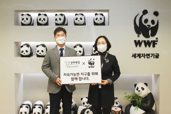 상하목장과 WWF-Korea 는 5일 협약식 을 가졌다. (사진 왼쪽부터  상하목장 이진석 본부장, WWF 홍윤희 사무총장)