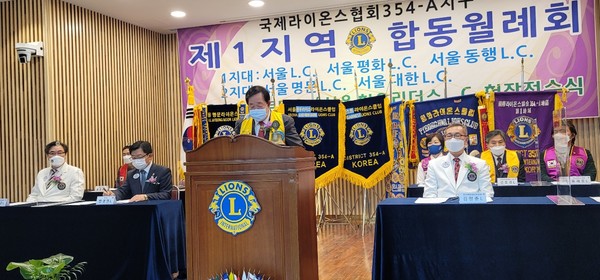 354-A지구 제1지역 현황보고와 봉사 실적등이 보고되었는데 사진은 서울 평화오용균 회장이 지난한해 봉사실적등을 보고하고 있다.
