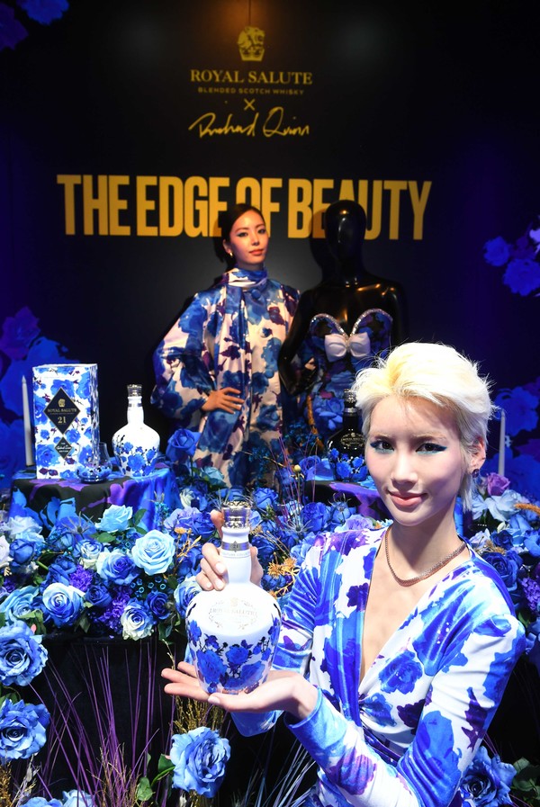 리차드 퀸의 블루 로즈 플라워 패턴 드레스를 입은 모델들이  로얄살루트 21년 리차드 퀸 에디션을 소개하고 있다.