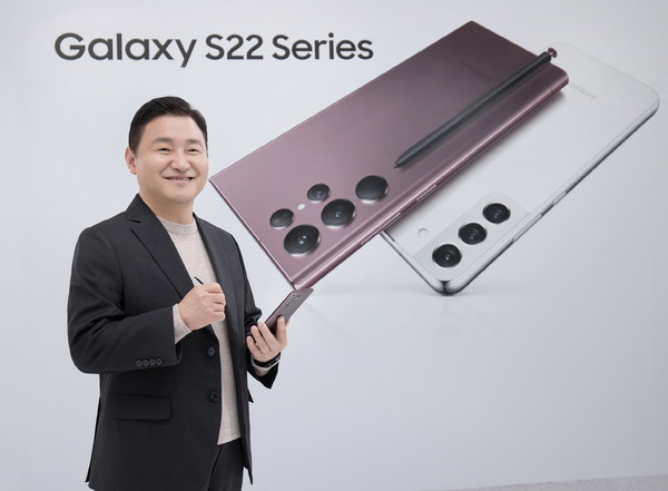  '삼성 갤럭시 언팩 2022'에서 삼성전자 MX사업부장 노태문 사장이 '갤럭시 S22 울트라'를 소개하는 모습