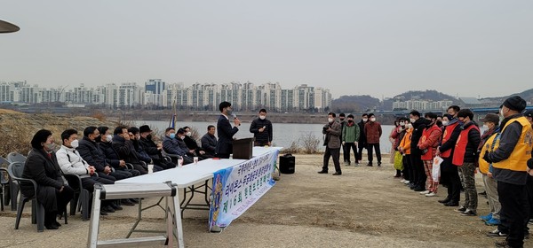 김병주 국제라이온스협회 354-A지구 환경보존회 위원장이 환경정화 봉사 개최를 알리고 있다
