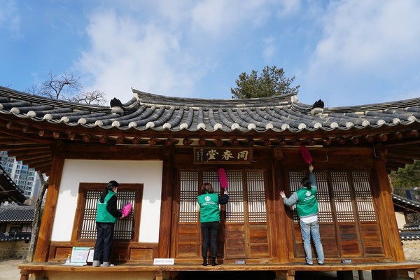 스타벅스가 지난 2월 15일 대전 지역 파트너들과 함께 대전 동춘당 및 소대헌∙호연재 고택의 일대를 돌며 정화 활동을 전개했다. (스타벅스 파트너들이 동춘당 창틀과 기둥 정화 활동을 하는 모습)