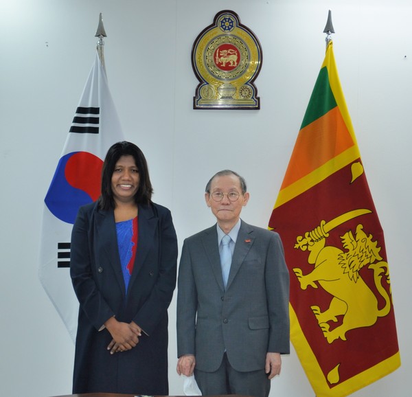 2022년 2월 18일 닐란티 펠라왓타게 주한 스리랑카 대리대사 (왼쪽)가 서울 주재 스리랑카 대사관에서 열린 인터뷰에서 이경식 코리아포스트 미디어 회장과 함께 사진 촬영하고 있다.