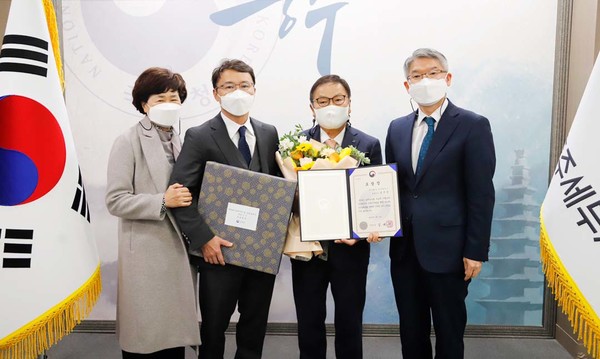 한국팜비오 는 10일 충주세무서에서 열린 제56회 납세자의 날 정부포상 전수식에서 모범납세자 부문 국세청장 표창을 수상했다고 밝혔다.