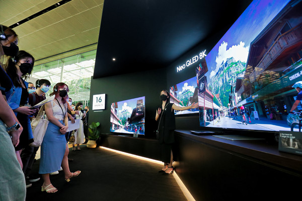 삼성전자가 13일 싱가포르 국립미술관에서 2022년 TV 신제품 출시 행사를 진행했다. 행사 참석자들이 'Neo QLED 8K' 제품을 체험하고 있는 모습