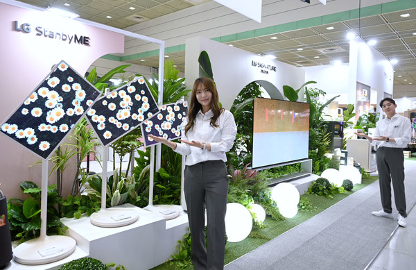 LG전자가 22일까지 서울 코엑스에서 열리는 월드IT쇼 2022에 참가해 혁신 라이프스타일을 경험할 수 있는 전시 공간을 마련했다. LG전자 모델들이 LG 스탠바이미, LG 시그니처 올레드 8K 등을 소개하고 있다.