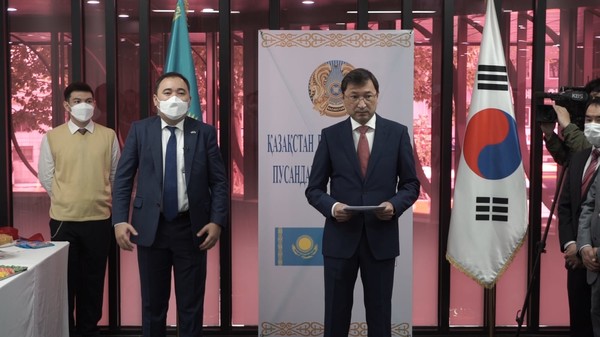 바큿 듀쎈바예프 주한 카자흐스탄 대사(왼쪽에서 세번째)가 인사말을 하고 있다. 