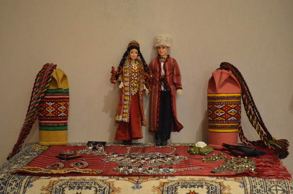 전통의상을 입은 한 쌍의 인형이 주한 투르크메니스탄 대사관에 전시되어 있다.