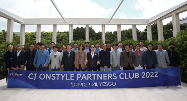 CJ온스타일이 8일 '파트너스 클럽 2022'를 열고 신규 ESG 경영 방침인 'YESGO' 선포식을 개최했다.
