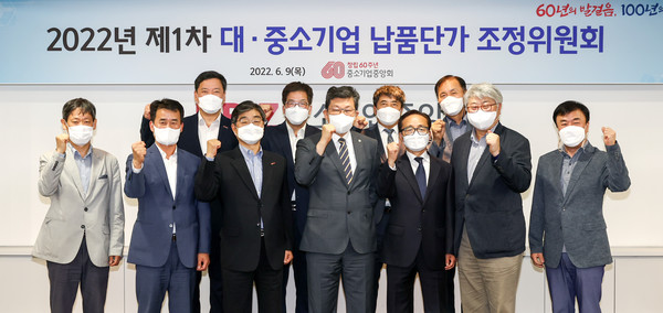 (앞줄 왼쪽 4번째) 김남근 위원장(법무법인 위민 변호사)