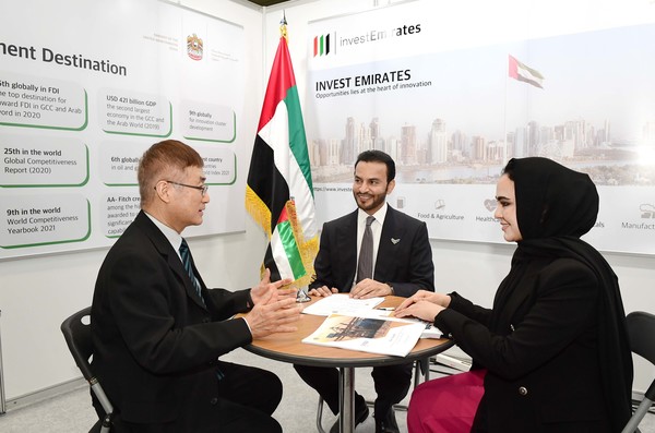 2022 수입상품전시회 부스에서 주한 아랍에미리트 압둘라 사이프 알 누아이미 대사(가운데)가 참가자와 미팅을 하고 있다.