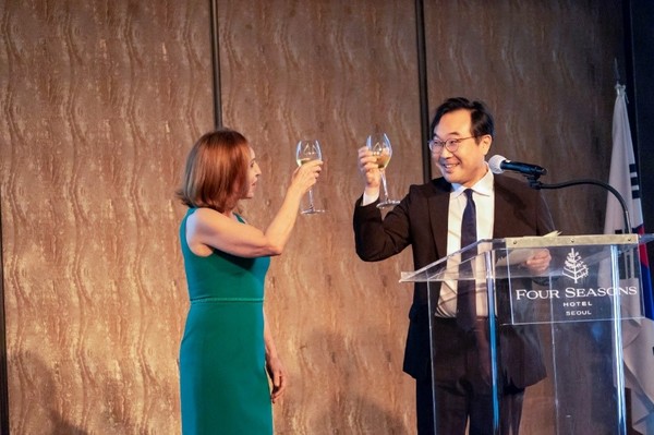 9월 1일 서울 포시즌스 호텔에서 열린 광복 200주년 기념 리셉션에서 마르시아 도네르 아브레우 주한 브라질 대사(왼쪽)와 이도훈 외교부 차관이 건배하고 있다.