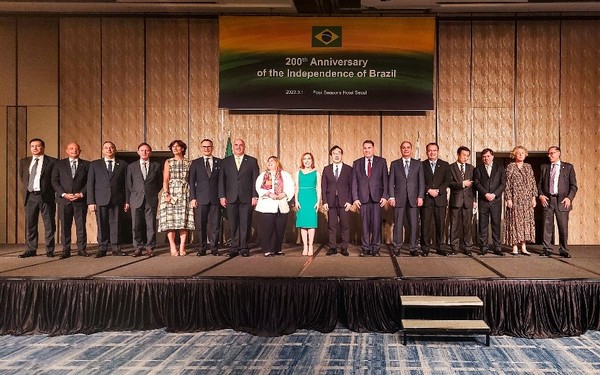마르시아 도네르 아브레우 주한 브라질 대사(왼쪽에서 9번째)가 9월 1일 서울 포시즌스 호텔에서 열린 브라질의 독립 200주년을 기념하는 리셉션에 참석해 대사 및 귀빈들과 함께 포즈를 취하고 있다.