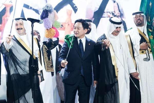 알 사드한 대사는 2022년 9월 23일 사우디아라비아 왕국 건국 92주년과 수교 60주년을 맞아 서울 신라호텔에서 열린 갈라 리셉션에서 인사말을 하고 있다.
