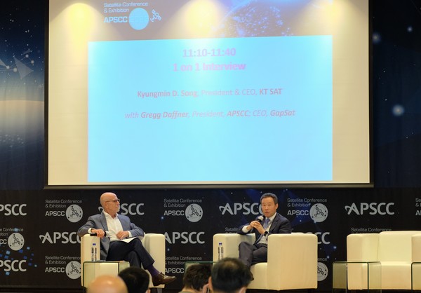  KT SAT(대표 송경민, www.ktsat.com)이 전세계 약 150여 개국의 글로벌 위성사업자가 참가하는 아시아 최대규모의 위성 우주 국제회의 아태위성통신협의회(APSCC, Asia Pacific Satellite Communication Council) 2022 컨퍼런스에 참가해 다양한 활동을 펼쳤다고 20일 밝혔다. 사진은 KT SAT 송경민 대표(오른쪽)와 APSCC 그래그 데프너(Gregg Daffner) 회장(왼쪽)이 대담 중이다.