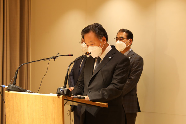 SPC 허영인 회장이 21일 서울 양재동 SPC 본사에서 진행된 SPL 안전사고 관련 '대국민 사과 및 재발방지대책 발표'에서 사과문을 발표하고 있다.
