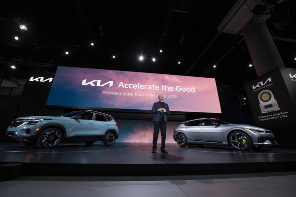  북미 시장 ‘더 뉴 셀토스’ 첫 공개 및 ‘EV6 GT’ 출시기아는 17일(현지시간) 미국 캘리포니아주 LA 컨벤션 센터(LA Convention Center)에서 개최된 ‘2022 LA 오토쇼’ 사전 언론 공개 행사 ‘오토모빌리티 LA(AutoMobility LA)’에서 북미에 ‘더 뉴 셀토스’를 처음 공개하고 ‘EV6 GT’의 본격 출시를 알렸다.