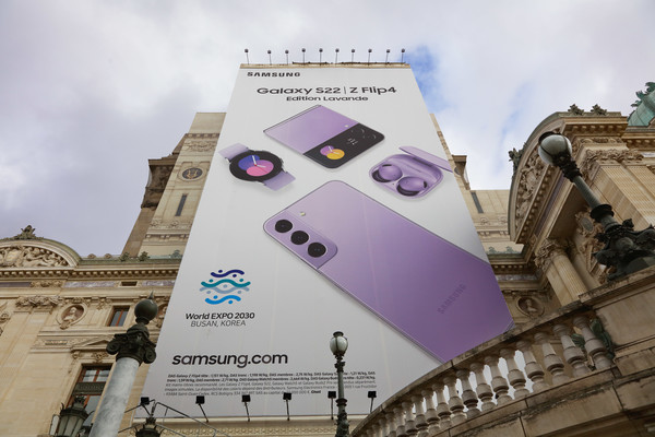 파리 오페라 가르니에의 대형 옥외광고에 포함된 '2030 부산세계박람회' 로고