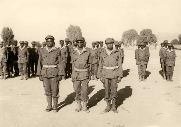 아고스티뉴 네투, 아프리카노 네투, 마리오 핀투 데 안드라데, 호지 야 헨. 1962년 7월 모로코 국경 근처에서 훈련 중