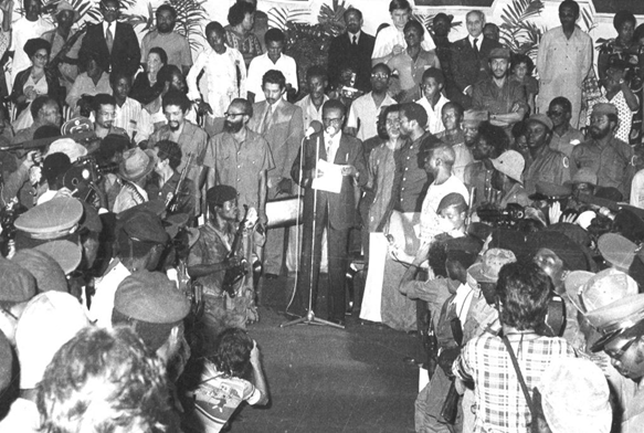 1975년 11월 11일 루안다에서 앙골라의 독립을 선언한 네투
