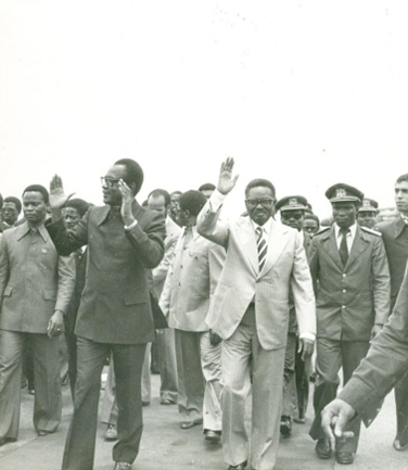 네투 대통령, 모부투 세세 세코 대통령 만나기 위해 자이르(현 콩고민주공화국) 첫 방문