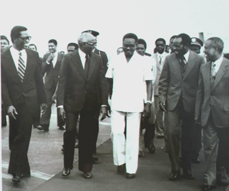 마누엘 핀토 다 코스타 상투메 대통령, 아리스티데스 페레이라 카보베르데 대통령, 사모라 마헬 모잠비크 대통령, 루이스 카브랄 기니비사우 대통령과 함께한 네투 대통령