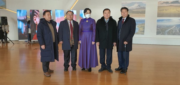 에르덴촉트 사랑토고스 대사(가운데)와 전시회에 참여한 주요 한국 관객들