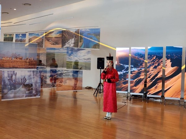 아름다운 몽골 가수가 노래를 선보인다.