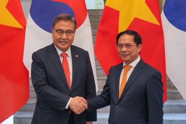 박진(왼쪽) 외교부 장관이 18일 베트남을 방문해 부이 타잉 썬 외교부 장관과 회담하기 전 악수를 하고 있다.
