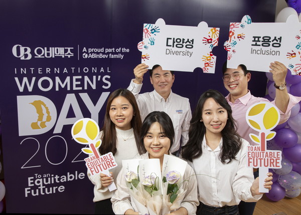8일 오전 오비맥주 삼성동 본사에서 김종주 오비맥주 인사 부사장(맨 뒷줄 왼쪽)이 직원들과 함께‘세계 여성의 날’을 맞아 실시한 사내 캠페인에서 기념 사진을 찍고 있다.